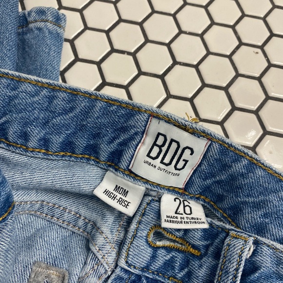 BDG UO  mom high Rise jeans size 26 - Picture 2 of 4